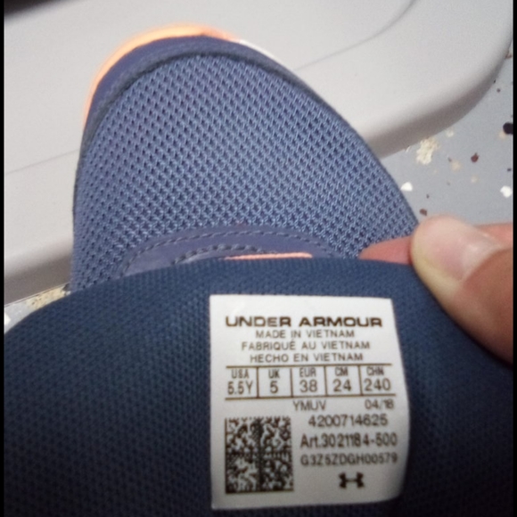 I am selling under armour basketball shoes - Picture 4 of 4